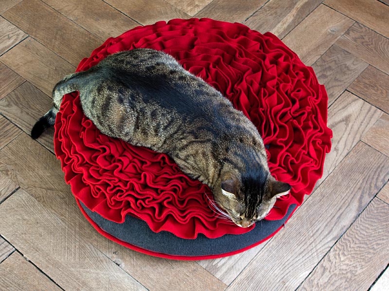 Luxury Lounge Rose Cat Bed Red 2